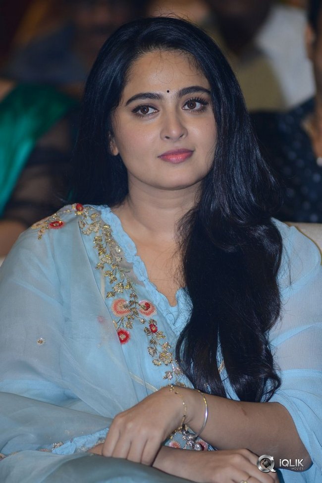 Anushka-at-Hit-Movie-Pre-Release-Event